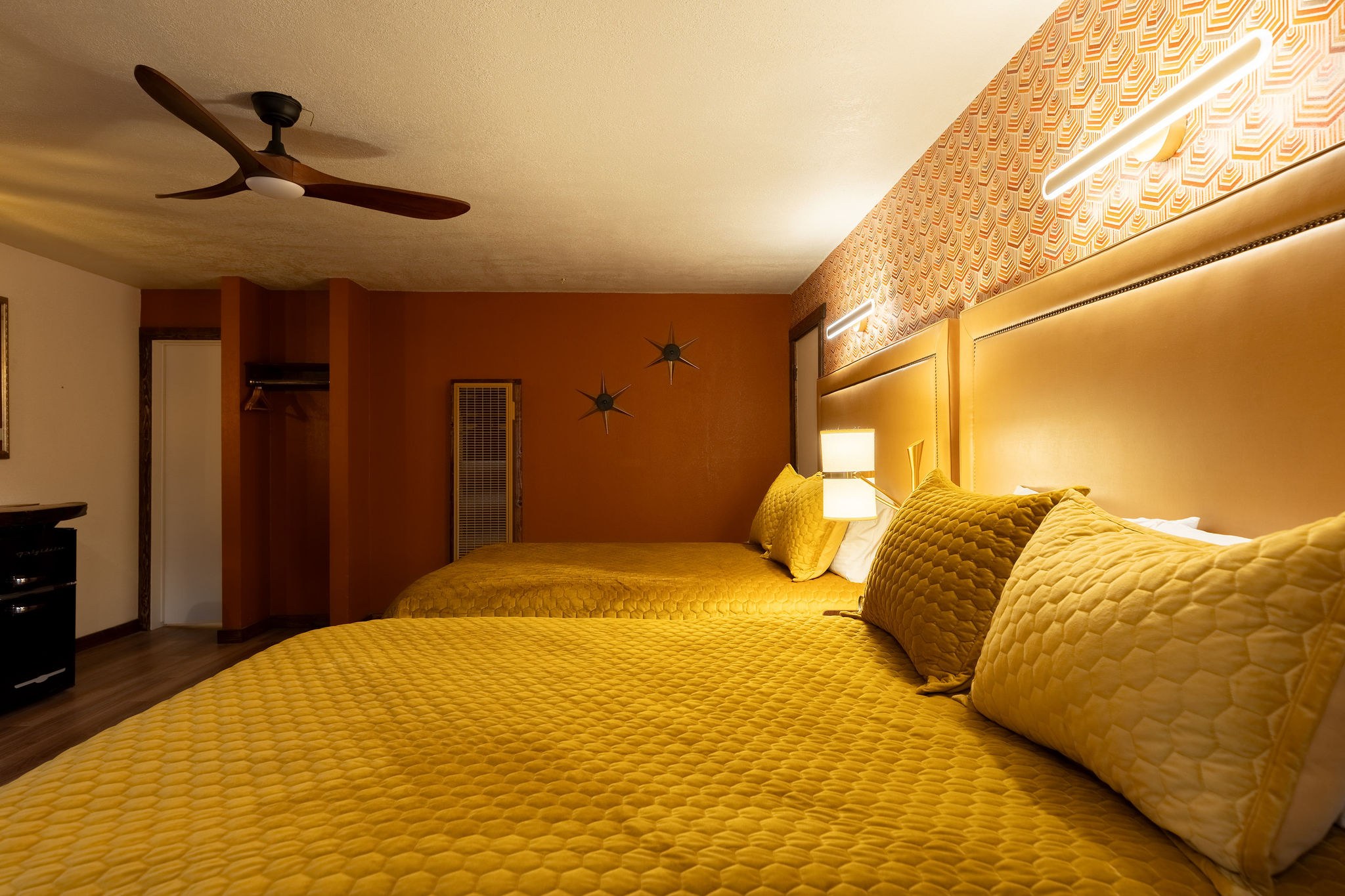Double Queen interior at The Burgundy — view 2