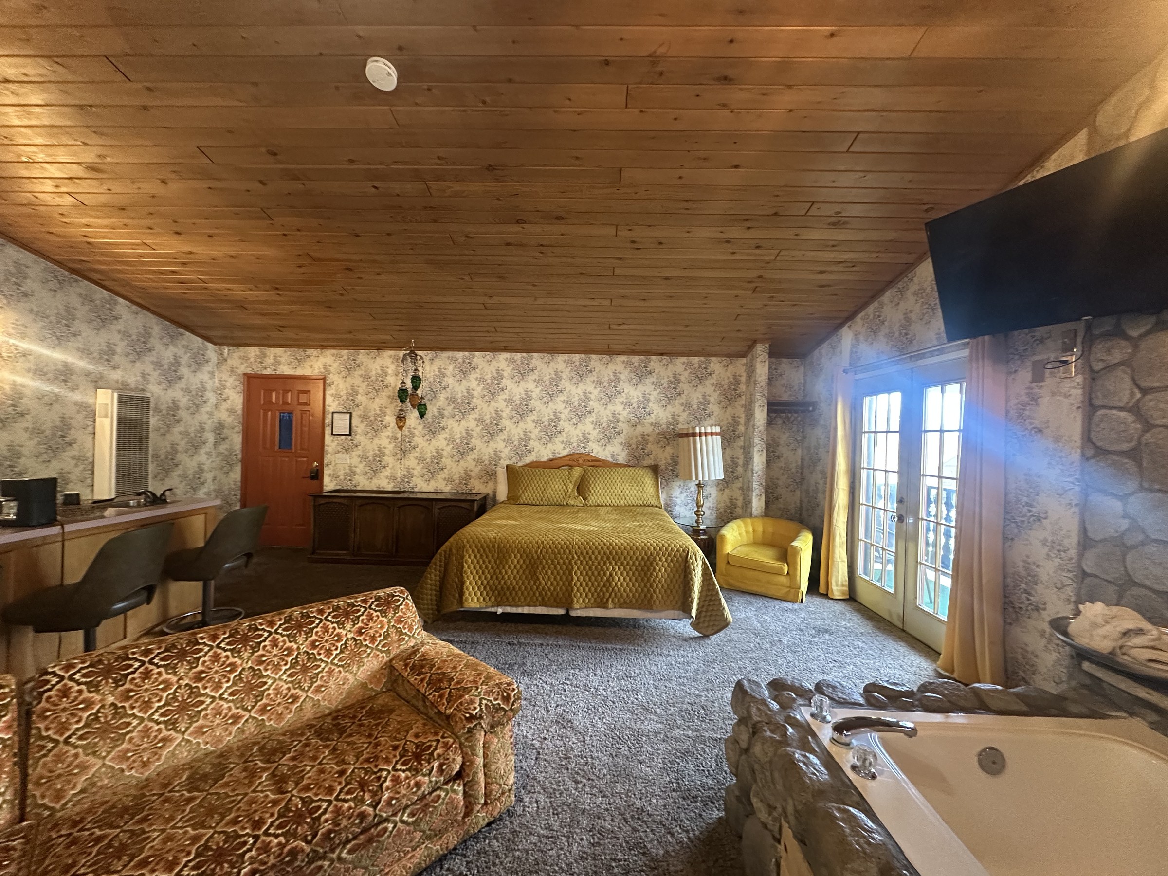 XL Spa Suite interior at The Burgundy — view 4