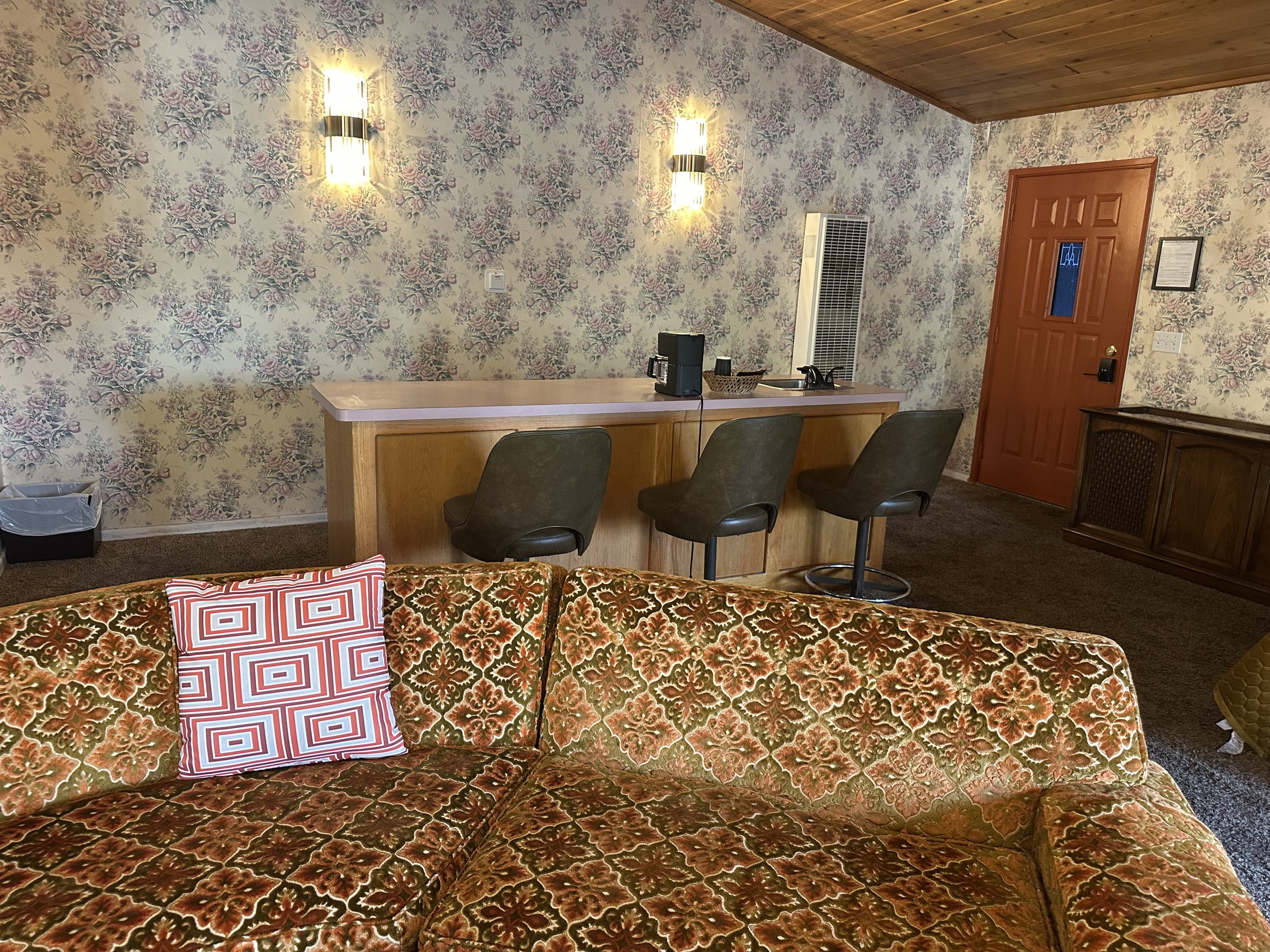 XL Spa Suite interior at The Burgundy — view 6